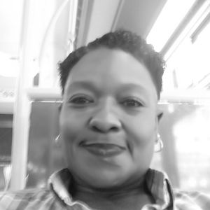 Hi I'm selling a pair of men's shoes .